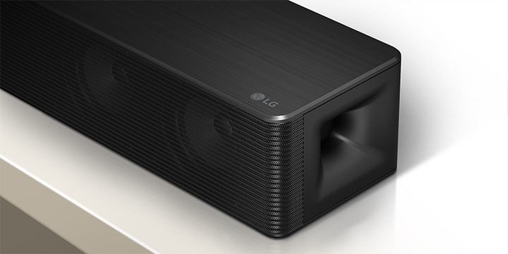 Se muestra el extremo derecho de la SH5A, con el televisor, barra abajo, subwoofer, ondas sonoras y logotipos de DTS y Dolby.
