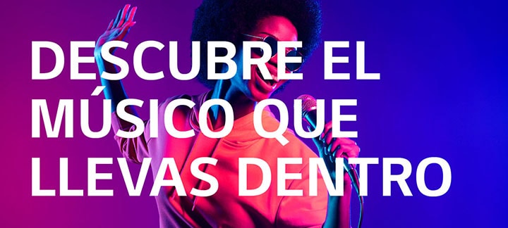 Una mujer está cantando.