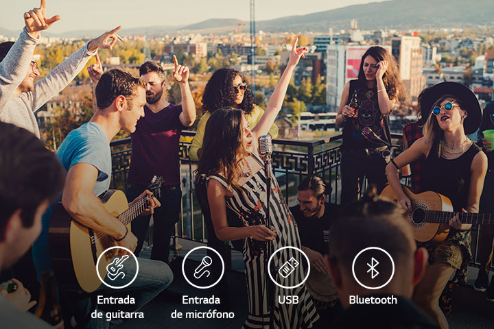Personas disfrutan de un concierto acústico con el LG XBOOM XL7T. Debajo, íconos de guitarra, micrófono, USB y Bluetooth.