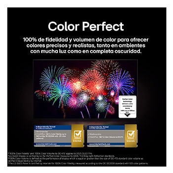 Un loro colorido en ultra alta definición sobre un fondo negro. A su alrededor hay gotas de agua suspendidas en el aire. La imagen muestra un Color Perfecto, ya que cada tono diferente del cuerpo del loro es vibrante y vívido. El fondo oscuro con salpicaduras de agua detalladas también resalta cómo la pantalla está libre de reflejos. Se observan diferentes certificaciones de logotipos de UL e Intertek. Estos se refieren a su 100 % de fidelidad de color, 100 % de volumen de color y su afirmación de ausencia de reflejos. También se observa un texto: Verifica la marca de certificación Color Perfecto.