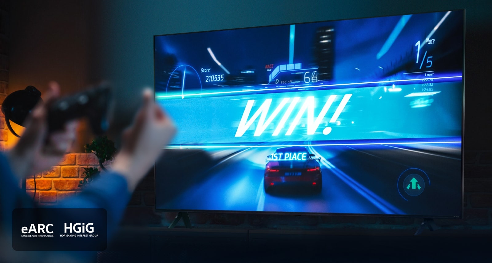 Un juego de carreras de coches en la línea de meta, con el cartel que dice "¡GANA!", mientras el jugador agarra el joystick del juego. Los logotipos de eARC y HGiG se colocan en la esquina inferior izquierda.