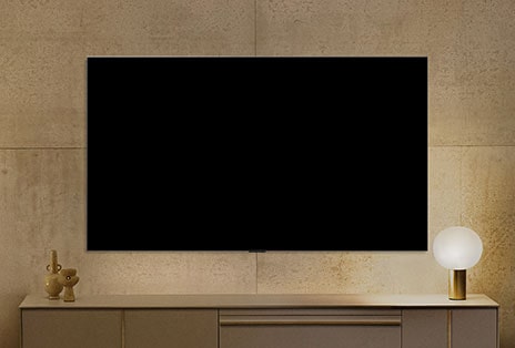 LG OLED AI B6 El televisor parece apagado en la pared, luego se activa el Modo Galería, mostrando información y alternando entre diferentes obras de arte.