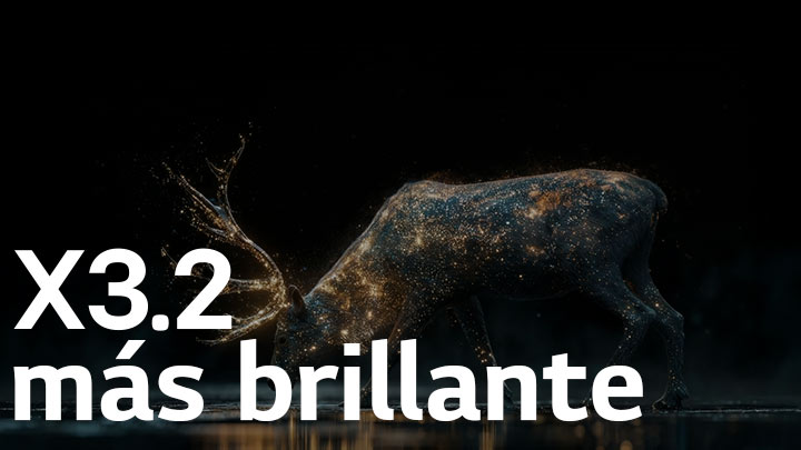 El LG OLED evo AI C6 con Brightness Booster Pro muestra una escena oscura con partículas luminosas alrededor de la silueta de un venado, ofreciendo hasta 3,2 veces más brillo máximo, mayor luminancia y detalles más nítidos.