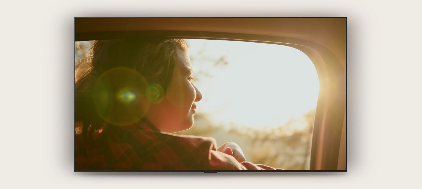 El LG QNED evo AI QNED85 Mini LED muestra una escena de drama de una persona viajando en un auto, luego aparece una Sports Alert para un partido de fútbol en vivo con marcadores en tiempo real y, al tocarla, cambia directamente al partido en vivo.