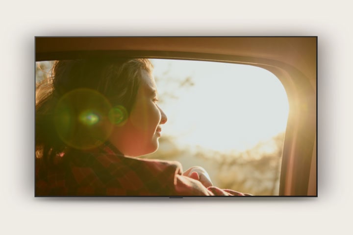 El LG QNED evo AI QNED85 Mini LED muestra una escena de drama de una persona viajando en un auto, luego aparece una Sports Alert para un partido de fútbol en vivo con marcadores en tiempo real y, al tocarla, cambia directamente al partido en vivo.