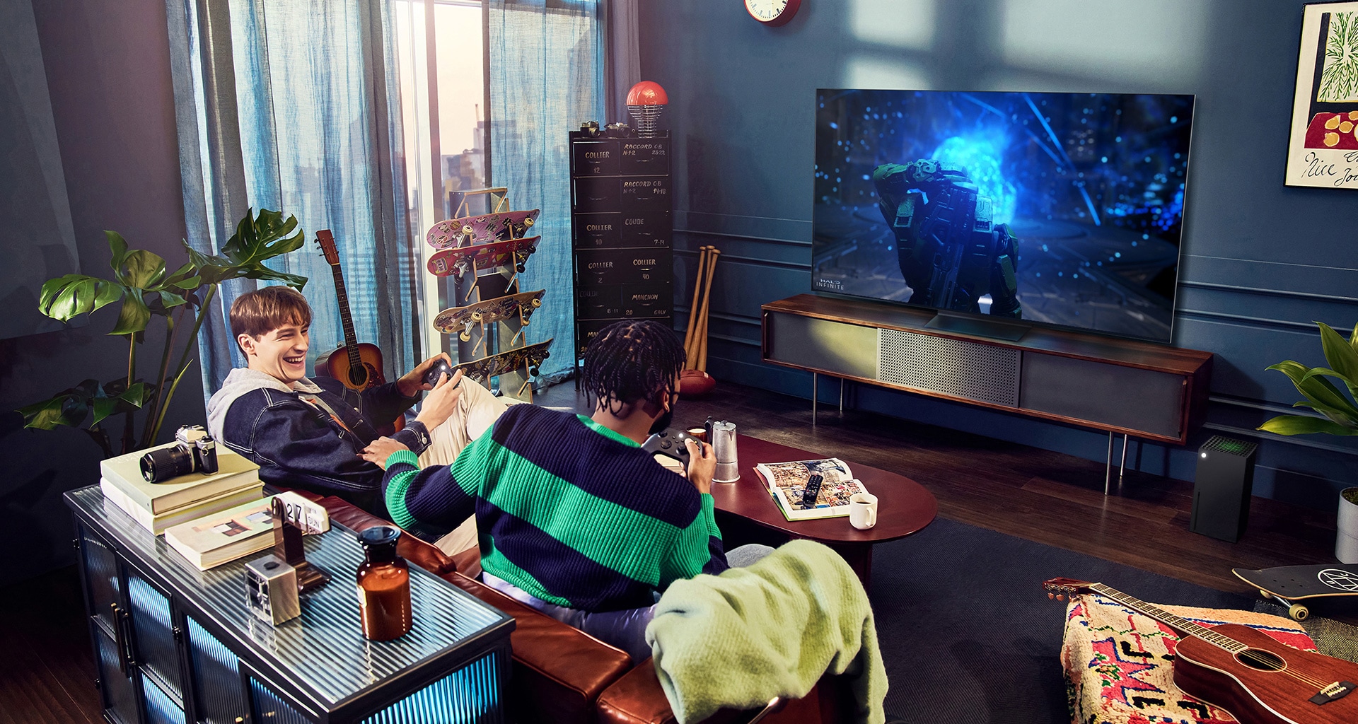 Un grupo de gente juega una partida con un controlador en el televisor LG OLED