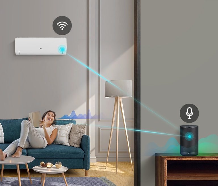 La mujer está recostada en la sala de su casa y utiliza su voz para operar y controlar el aire acondicionado