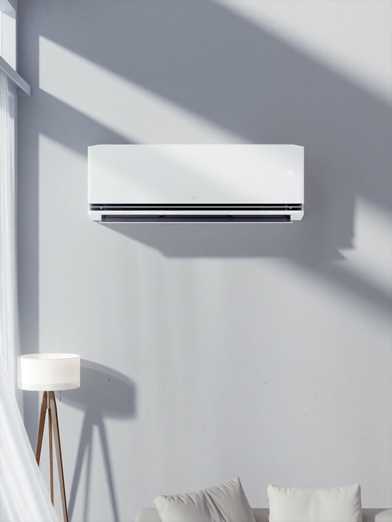 'Aire acondicionado LG montado en la pared con un video panorámico  y la pantalla de temperatura a 18°C.