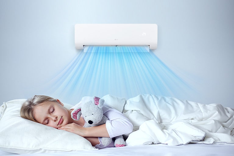 El aire acondicionado está funcionando. Debajo, una niña duerme cómodamente sosteniendo una muñeca.