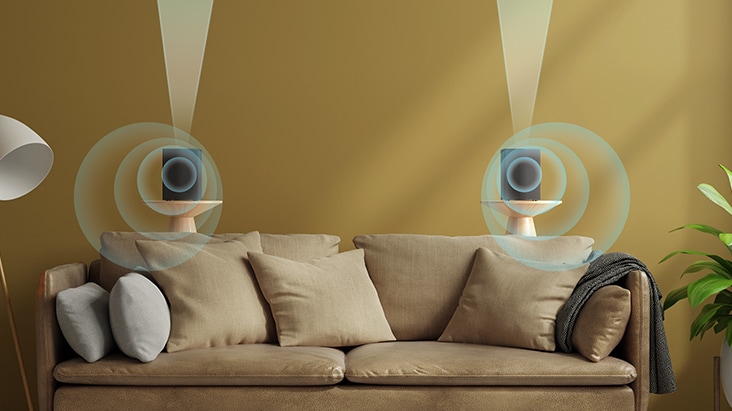 Dos bocinas traseras están colocadas en una mesa lateral detrás del sofá con un efecto de sonido virtual que implica un sonido ascendente y hacia adelante.