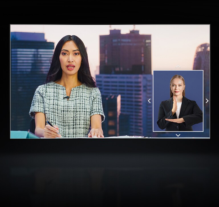 La pantalla de la televisión muestra una escena de noticias y, en la esquina inferior derecha, hay una pantalla grande que muestra el lenguaje de signos.