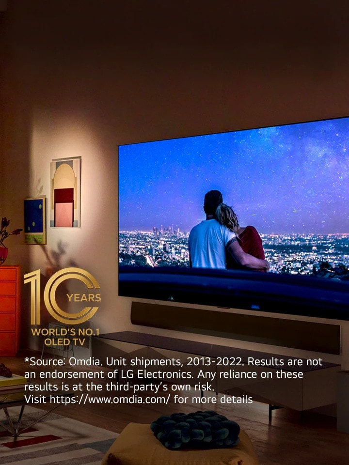 Una imagen del LG OLED evo G3 en la pared de un moderno y peculiar apartamento de Nueva York con una romántica escena nocturna que se reproduce en la pantalla.  Emblema del televisor OLED nº 1 del mundo durante 10 años.	