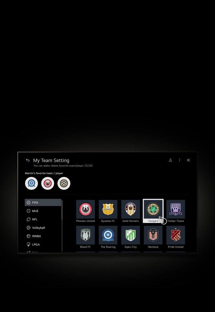 En markör klickar på Mitt lag och skärmen tonas in på sidan Mitt lag med texten "Martins favoritlag/spelare", "Mitt lags live/kommande match" och "Senaste populära ligamatch". Användaren rullar igenom sidan för att avslöja sport-VOD-innehåll, rullar sedan tillbaka till toppen och markören väljer plusknappen under "Martins favoritlag/spelare." Skärmen tonas in på sidan Mina laginställningar med texten "Du kan lägga till eller ta bort favoritlag/spelare (5/20)." Det finns ett urval av ligor att bläddra igenom, inklusive FIFA, MLB, NFL, volleyboll, WNBA och LPGA. Markören klickar på Fifa-laget Vangard och den läggs till i favoritlag.