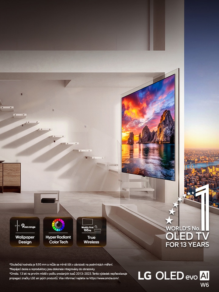 LG OLED evo AI W6 Wallpaper TV je umístěn v obývacím pokoji s výhledem na město a zobrazuje živou scénu pobřeží při západu slunce, přičemž na obrazovce jsou zobrazeny ikony s nápisy „9mm-class thin Wallpaper Design“, „Hyper Radiant Color Tech“ a „World’s First 165Hz True Wireless“.