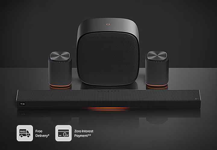 Televizor LG TV se Sound Suite představuje reproduktory a elegantní Soundbar v tmavém prostředí, čímž zprostředkovává pohlcující, vysoce kvalitní výkon domácího audia, přičemž níže je viditelný text „Doručení zdarma“ a „Platba bez úroků“.