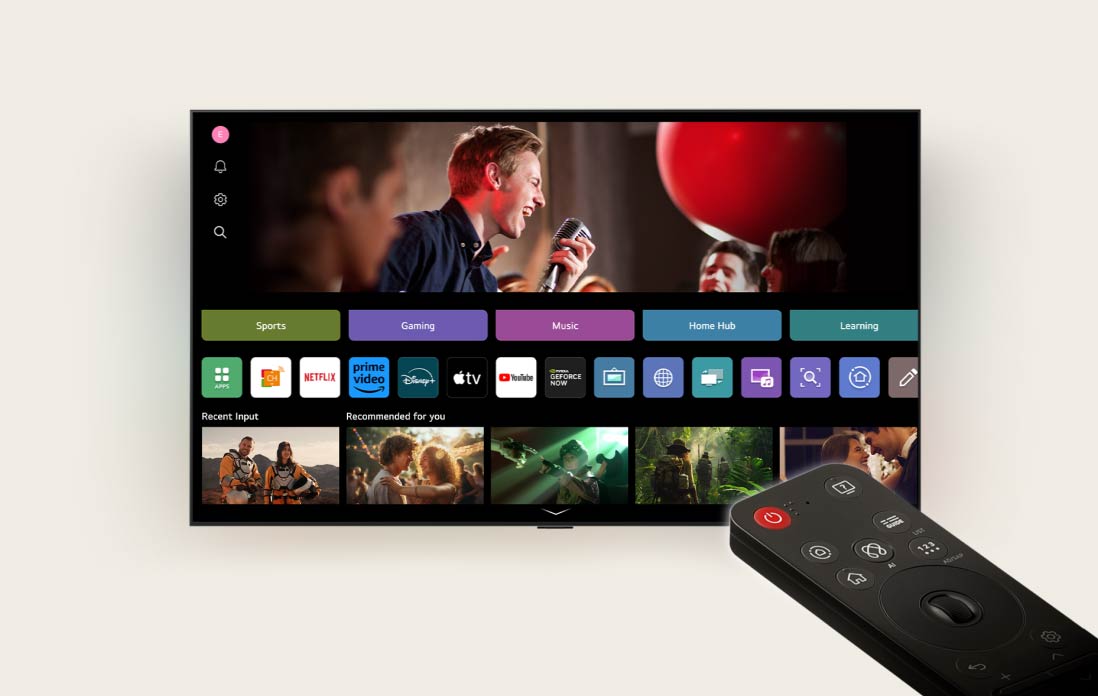 Čtyřčlenná rodina u televizoru LG AI TV. Kolem osoby, která drží dálkový ovladač, se zobrazí kruh s jejím jménem. To ilustruje, jak AI Voice ID rozpoznává hlasový projev každého uživatele. Rozhraní systému webOS pak ukazuje, jak umělá inteligence automaticky přepne účet a doporučí personalizovaný obsah.
