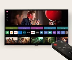Rozhraní LG webOS s dálkovým ovladačem AI Magic Remote v popředí. Miniatury na uživatelském rozhraní zobrazují personalizovaná doporučení obsahu z AI Voice ID.
