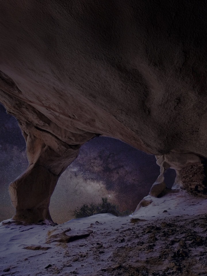 Nejasná večerní přírodní krajina, pohled na noční oblohu zpod skalního útvaru. Grafika zobrazuje proces vizuálního vylepšení OLED Dynamic Tone Mapping Pro. Výsledná krajina je mnohem kontrastnější, hvězdy jsou nyní viditelné na noční obloze, černá je tmavší a bílá celkově jasnější. 