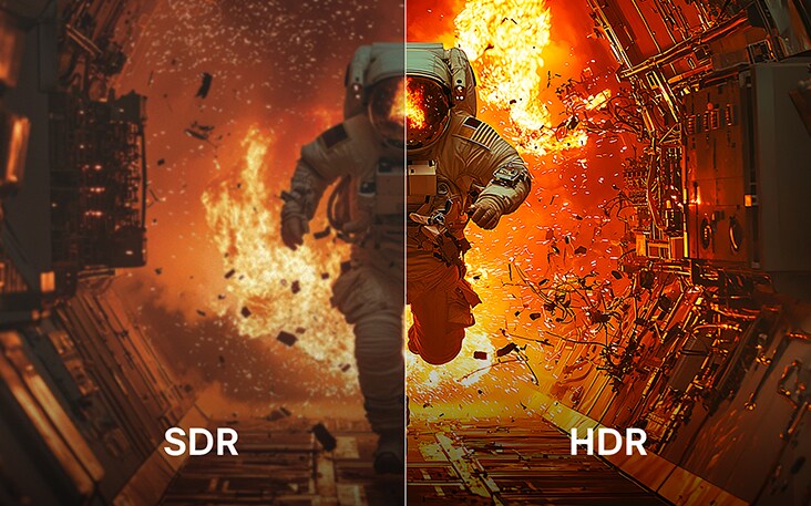 Scéna astronauta utíkajícího před výbuchem, který se rozdělí na dvě poloviny. Na jedné straně jsou barvy a kontrast matné, což je označeno jako SDR. Na druhé straně je ostrý a živý, což je označeno jako HDR.