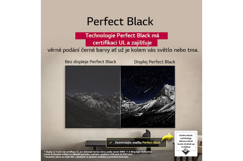 Obývací pokoj s televizorem LG OLED TV připevněným na stěně. Na televizoru je vidět horský masiv na pozadí temné večerní oblohy plné hvězd. Scéna rozdělená na dvě části demonstruje, jak technologie Perfect Black zajišťuje věrné podání černé barvy, ať už je kolem vás světlo nebo tma. Na jedné straně scény je tlumenější, šedší verze krajiny s popiskem „Matný displej“. Na druhé straně je obraz příjemnější a má větší dynamický rozsah černé a bílé. Nese označení Perfect Black. Viditelná je také certifikace loga, technologie Perfect Black zajišťuje úroveň černé barvy nižší nebo rovnou 0,24 nit až do 500 luxů. Po straně je textová bublina s nápisem Podívejte se na značku certifikace Perfect Black.