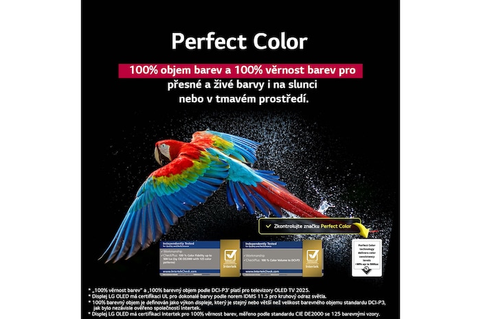 Barevný papoušek v ultra vysokém rozlišení na černém pozadí. Všude kolem se ve vzduchu vznášejí kapky vody. Obrázek je ukázkou technologie Perfect Color, kdy každý odstín na těle papouška je výrazný a zářivý. Jsou vidět různá loga certifikací UL a Intertek. Týkají se 100% věrnosti podání barev a 100% barevného objemu. Je také vidět text Podívejte se na značku certifikace Perfect Color.