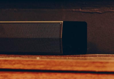 Detailní záběr soundbaru na dřevěném povrchu