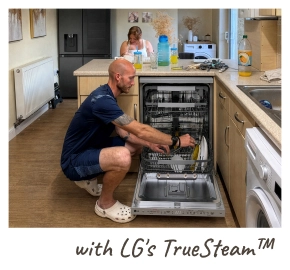 Muž klečí na podlaze a vkládá nádobí do otevřené myčky nádobí LG. [with LG TrueSteam™]