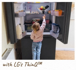 Malé dítě sahá dovnitř otevřené a rozsvícené chladničky. [with LG ThinQ™]