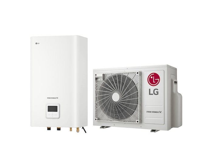 Pohled z pravé strany pod úhlem 45 stupňů na bílou obdélníkovou vnitřní jednotku a podlahovou venkovní jednotku s kulatým ventilátorem, které jsou umístěny vedle sebe.