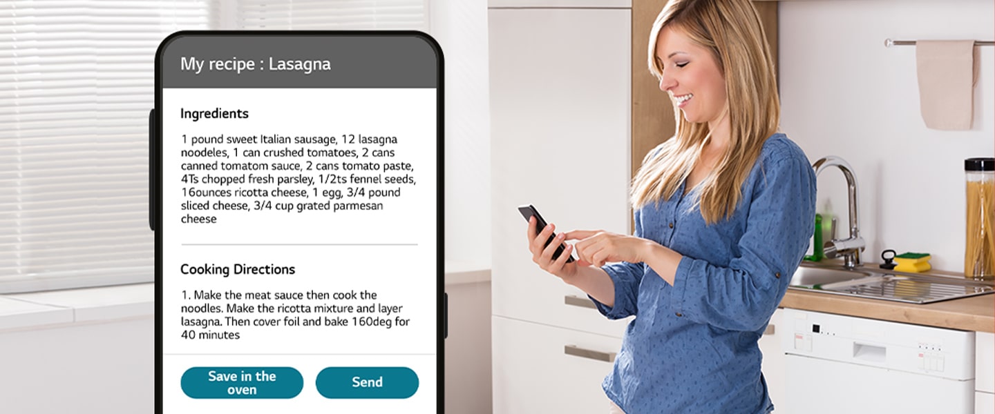 Žena si prohlíží recept na svém chytrém telefonu a vedle ní je obrazovka mobilního telefonu s recepty.