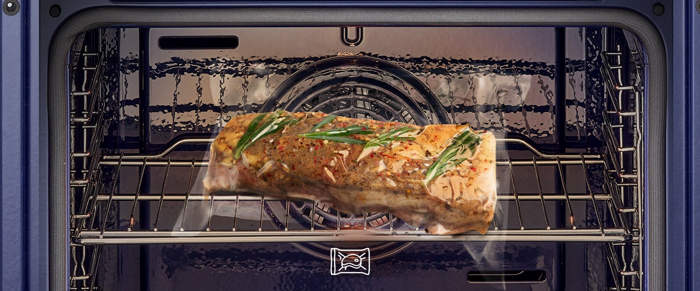 Obrázek, vakuově balené maso se vaří vzduchem sous vide.