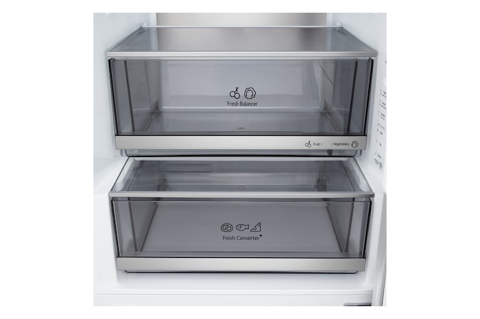 Přední pohled na chladničku s mrazničkou LG () s ventilací DoorCooling+™