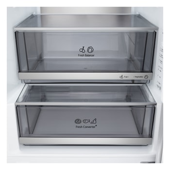 Přední pohled na chladničku s mrazničkou LG () s ventilací DoorCooling+™