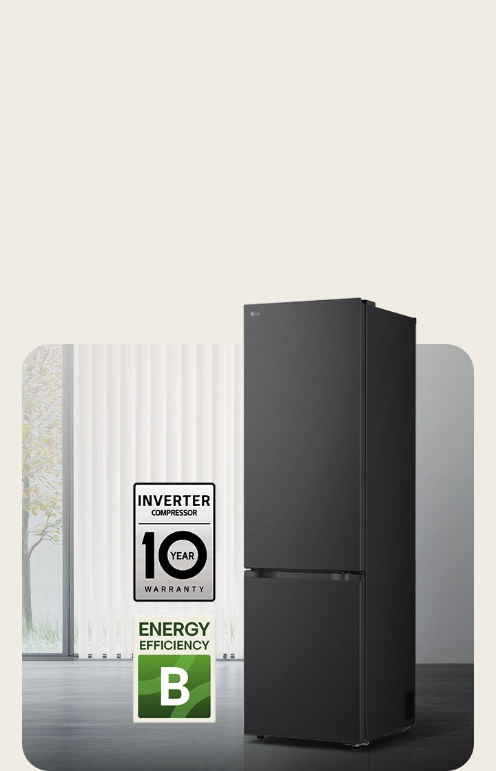 Kombinovaná chladnička LG (GBBS726CPY) v matné černé barvě, pohled zepředu v prosvětlené místnosti s vertikálními žaluziemi, s 10letou zárukou na kompresor a ikonami energetické účinnosti C dole.