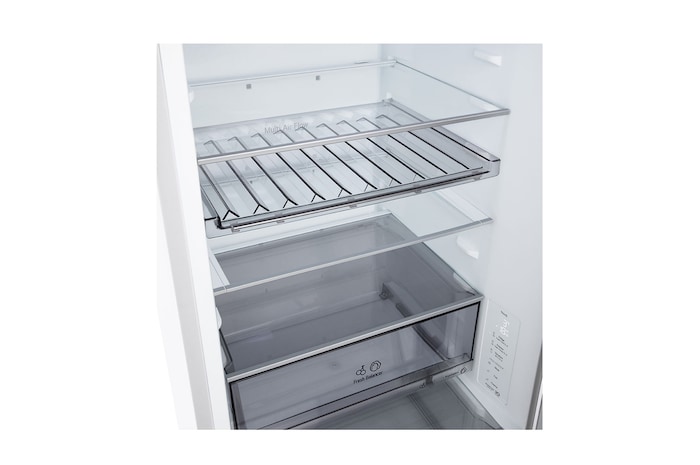 Přední pohled na chladničku s mrazničkou LG s ventilací DoorCooling+™