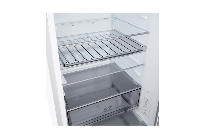 Přední pohled na chladničku s mrazničkou LG s ventilací DoorCooling+™