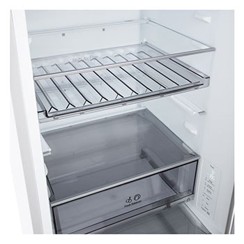 Přední pohled na chladničku s mrazničkou LG s ventilací DoorCooling+™