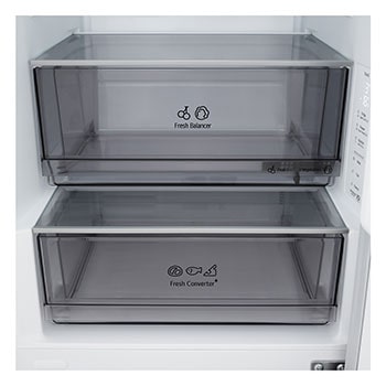 Pohled shora na chladničku s mrazničkou LG 