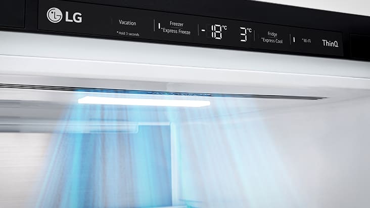 Detailní pohled na větrací otvory umístěné v přední části chladničky, které zajišťují účinné a rovnoměrné chlazení.	