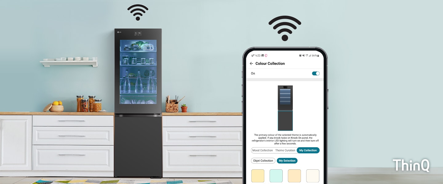 Obraz do modra laděné kuchyně s lednicí a mobilním telefonem připojeným přes Wi-Fi.