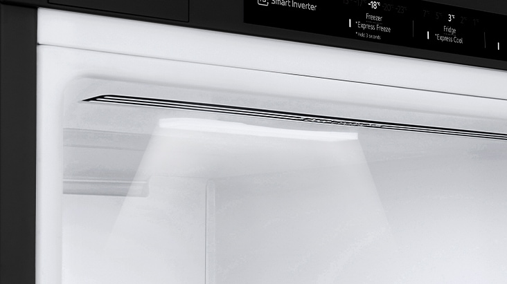Detailní záběr LED světel uvnitř chladničky umožňuje snadný přístup do vnitřku chladničky.
