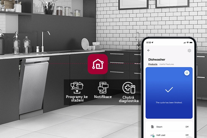  Smartphone zobrazuje LG ThinQ™ v kuchyni spolu se třemi funkcemi aplikace: Cykly stahování, Oznámení a Chytrá diagnostika.