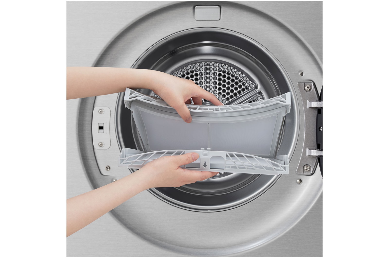 Bílá sušička s černým knoflíkem a displejem pro snadné ovládání