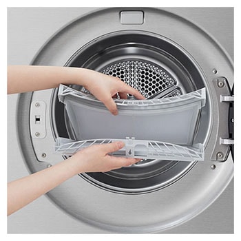 Bílá sušička s černým knoflíkem a displejem pro snadné ovládání