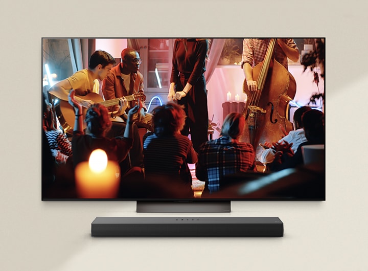 Na LG TV s LG Soundbarem pod ním se přehrává komorní koncert.