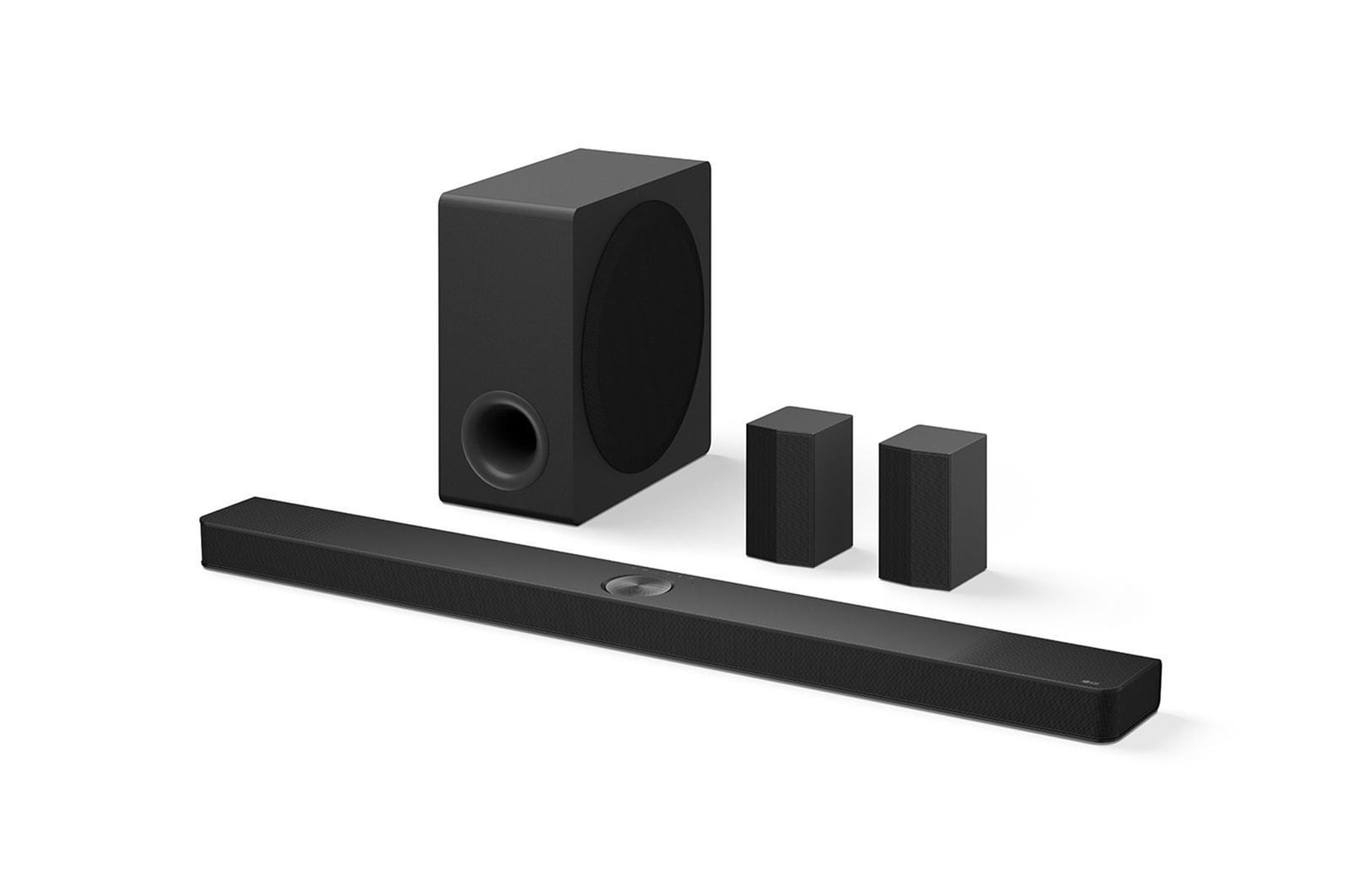 Natočený pohled na LG Soundbar S90TR, subwoofer a zadní reproduktory