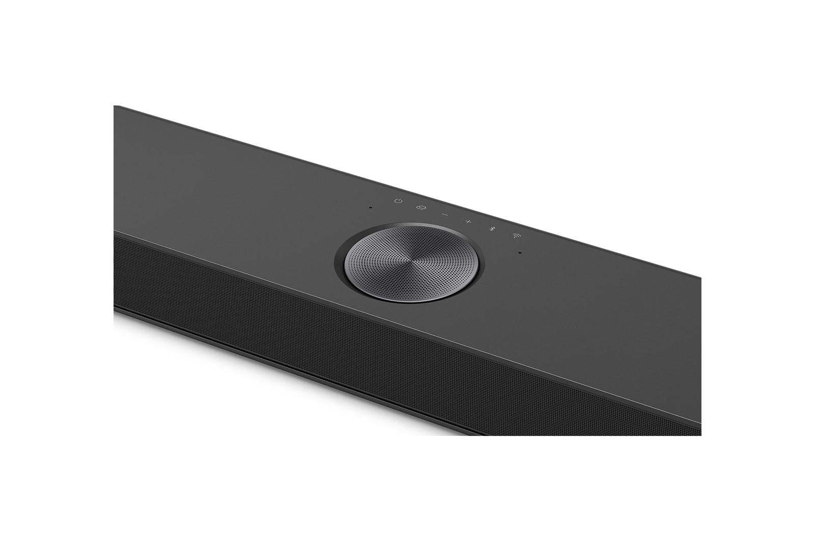 Horní natočený pohled na středový nahoru směřující kanál soundbaru LG Soundbar S90TY