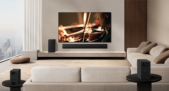 V moderním městském bytě je LG Soundbar, LG TV, subwoofer a zadní reproduktory. Pozadí se ztmaví a nad obrazem z LG TV se objeví překryvná mřížka jako skenování prostoru. Od jednoho ze zadních reproduktorů se táhne přerušovaná čára, která ukazuje, že oba zadní reproduktory jsou umístěny lineárně. Z čelní perspektivy zadních reproduktorů vycházejí bílé zvukové vlny tvořené kapkami.