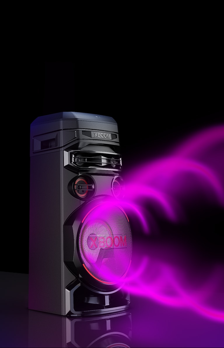 LG XBOOM RNC7 s levým bokem směrem vpřed na černém pozadí. Z wooferů vychází fialová kruhová zvuková grafika.