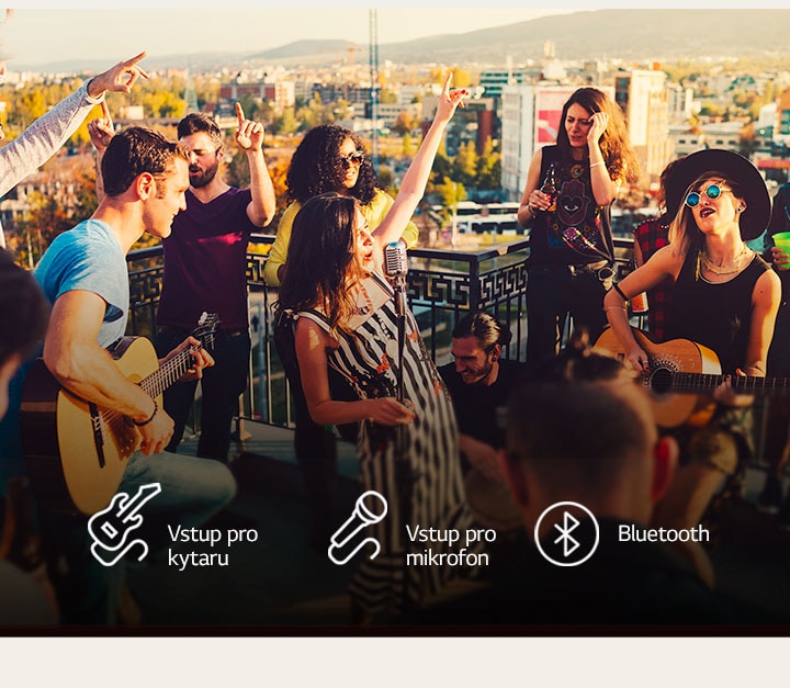 Lidé si užívají akustický koncert díky LG XBOOM XL7S. Pod obrázkem jsou zobrazeny čtyři ikony: Vstup pro kytaru, Vstup pro mikrofon, USB a Bluetooth.